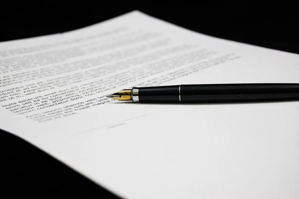 Налив перо спуштено на папир које стилски означава подношење жалбе
